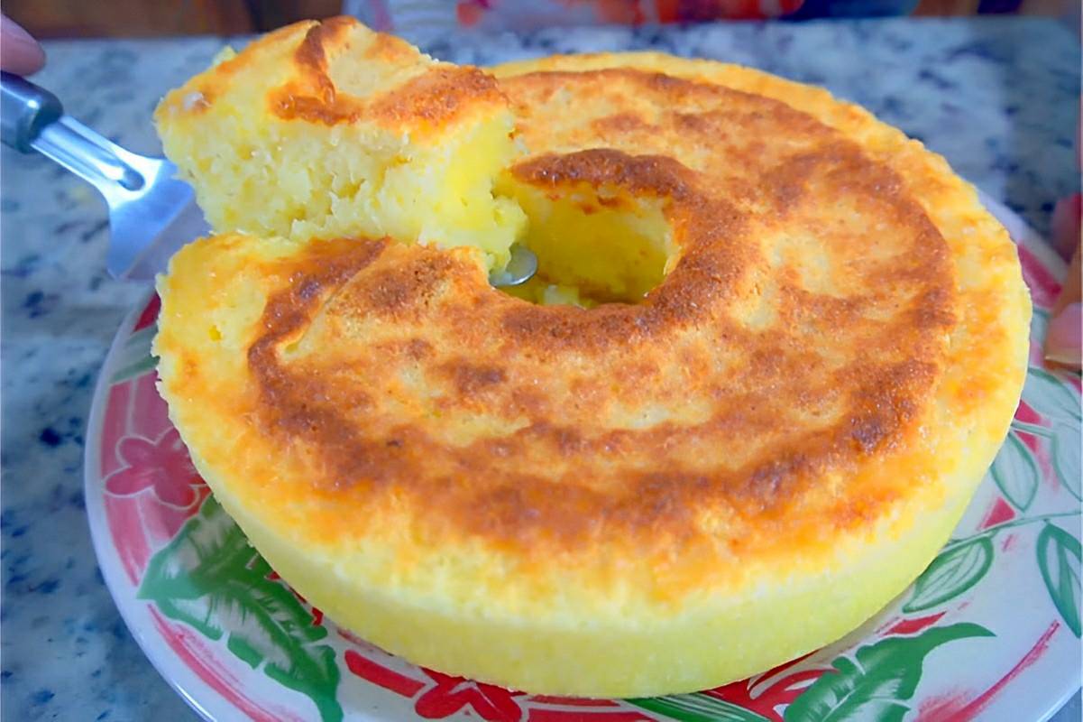 Bolo cremoso de coco sem farinha de trigo molhadinho e perfeito para o lanche ou café