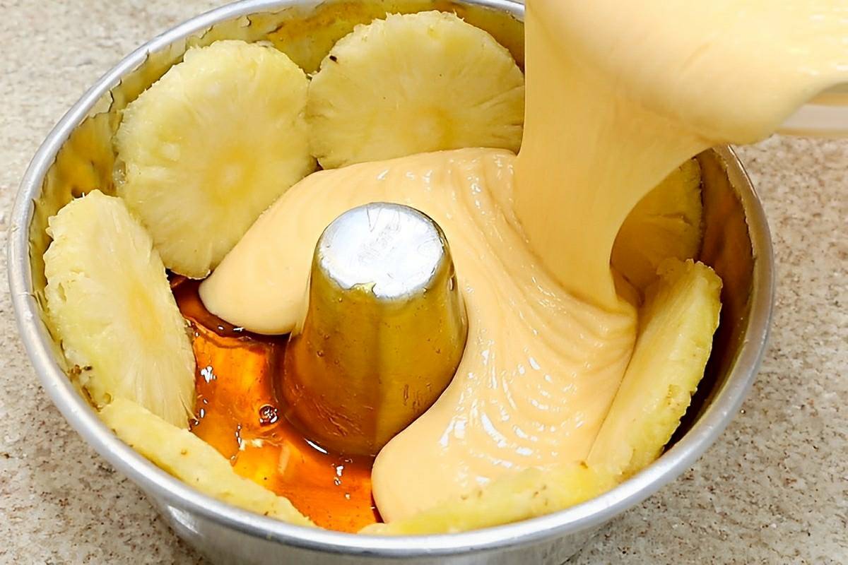 Fiz assim e tive o melhor bolo de abacaxi da minha vida