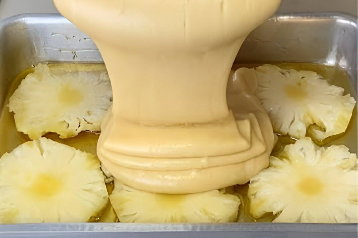 Bolo de abacaxi invertido fofinho delicioso e perfeito para o lanche ou a sobremesa