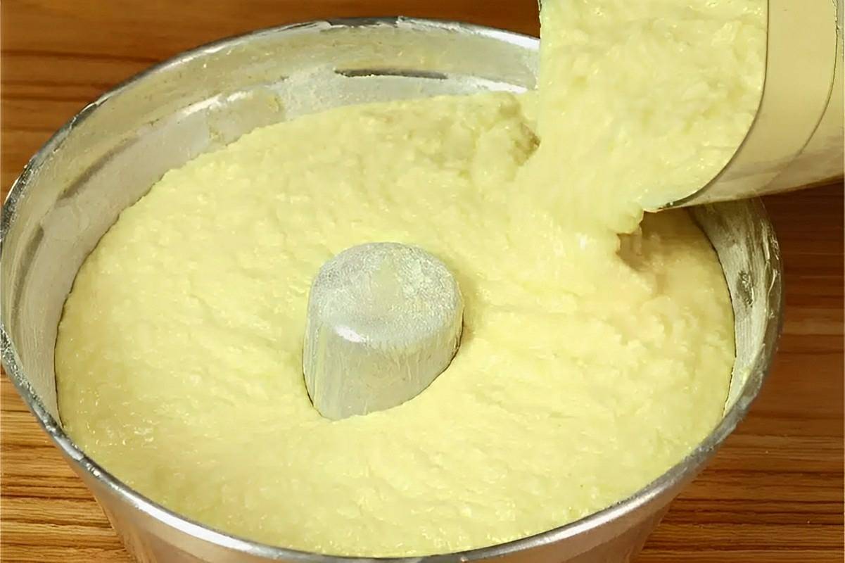 Bolo de aipim simples e fácil é só bater os ingredientes no liquidificador e assar