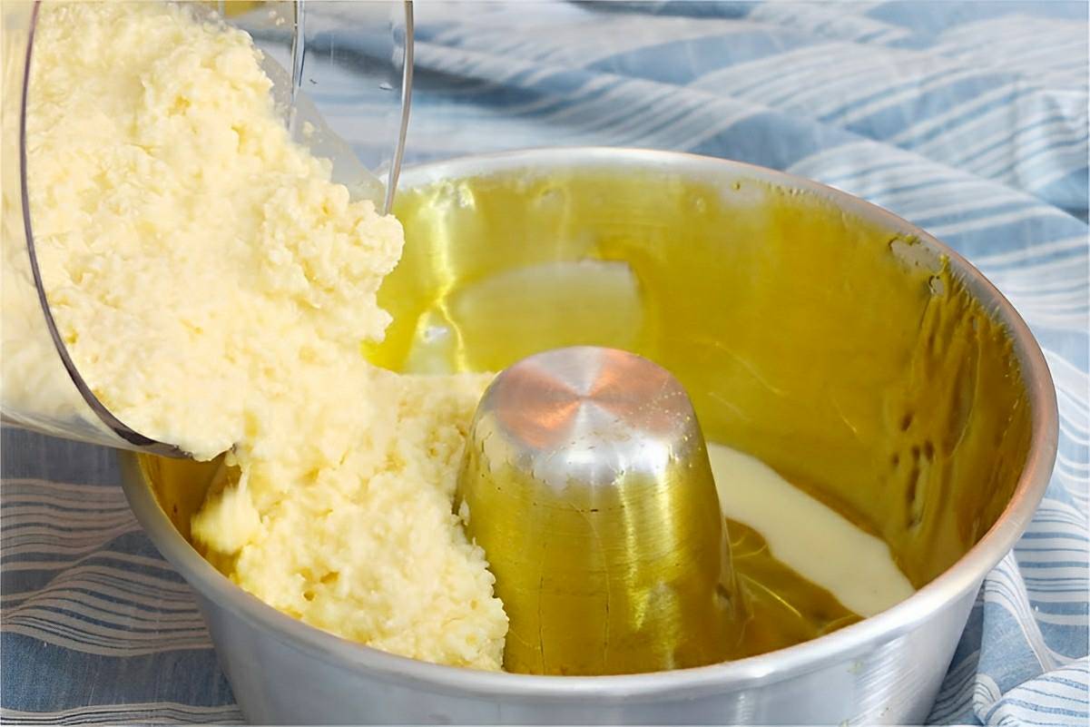 Bolo de aipim fácil e delicioso é só bater os ingredientes no liquidificador e despejar na forma