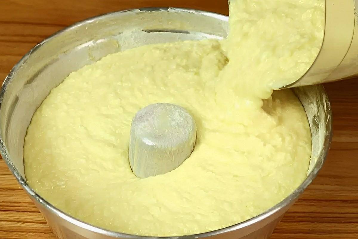 Bolo de aipim de liquidificador simples e fácil é só bater os ingredientes e levar ao forno