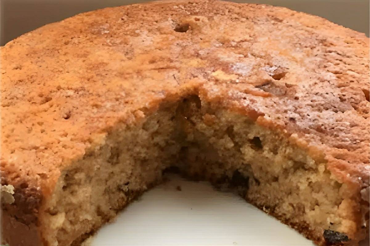 Bolo de banana com canela fofinho e fácil de fazer é só bater os ingredientes e assar