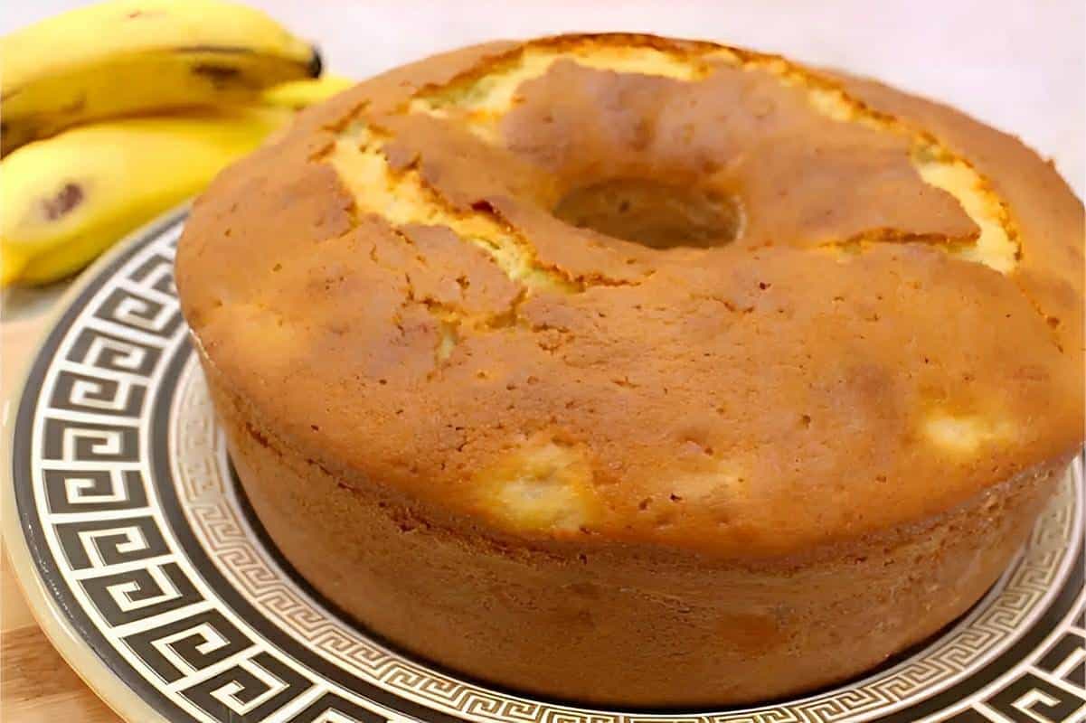 Bolo de banana fofinho e fácil de fazer basta misturar os ingredientes e assar