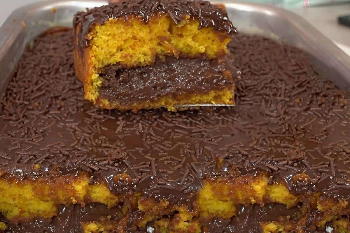 Bolo de cenoura que já sai do forno recheado com brigadeiro uma delícia da primeira à última mordida