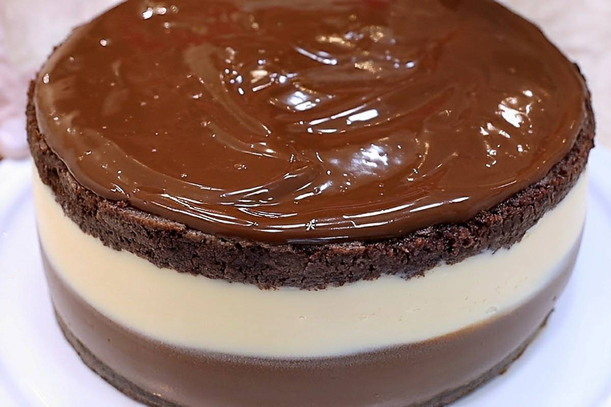 Bolo de chocolate trufado com cobertura de ganache a sobremesa perfeita para o dia das mães