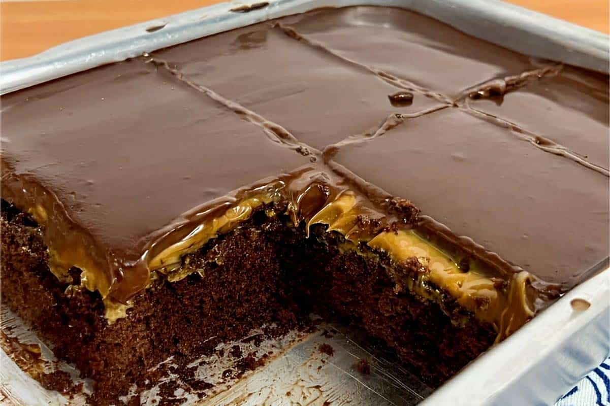 Bolo de chocolate sem farinha de trigo com cobertura de doce de leite e ganache de chocolate