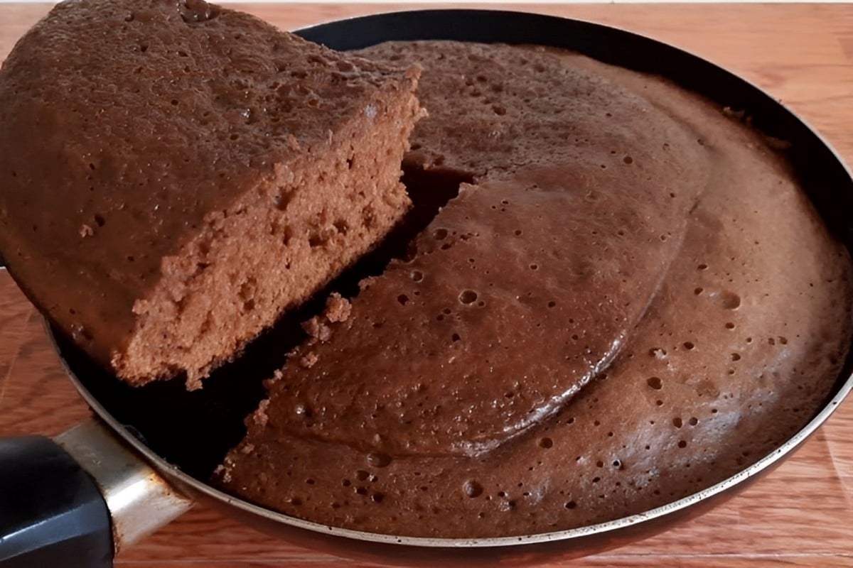 Bolo de chocolate na frigideira muito fofinho e fica pronto mais rápido do que no forno