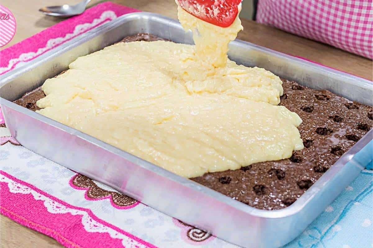 Bolo espanta tristeza um bolo de chocolate com beijinho que vai deixar seu dia mais feliz