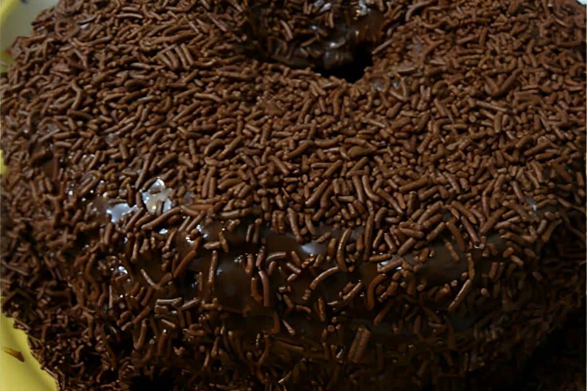 Bolo de chocolate da Palmirinha com cobertura de chocolate cremosa perfeito para o lanche