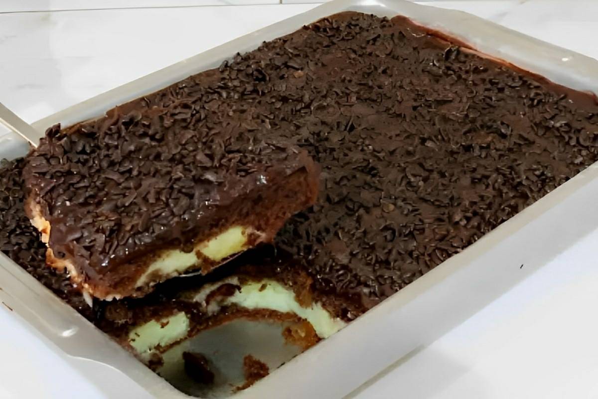 Bolo de chocolate recheado fácil você coloca o recheio antes de levar o bolo ao forno uma delícia