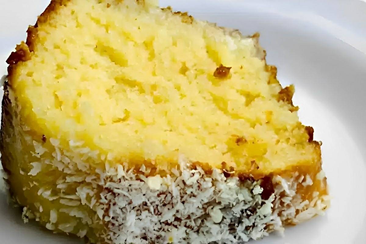 Bolo de coco de liquidificador fácil e rápido é só bater os ingredientes e levar ao forno
