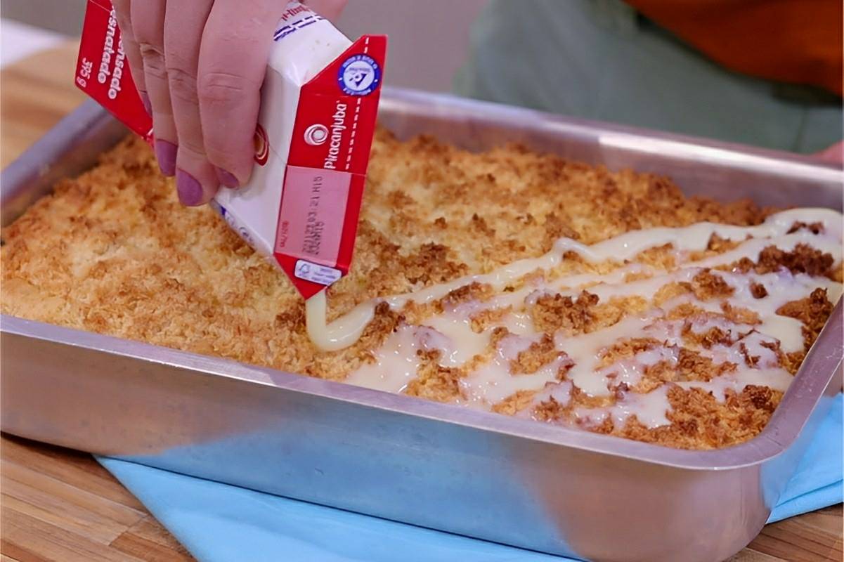 Joguei leite condensado em cima da forma e fiz o melhor bolo de coco da história