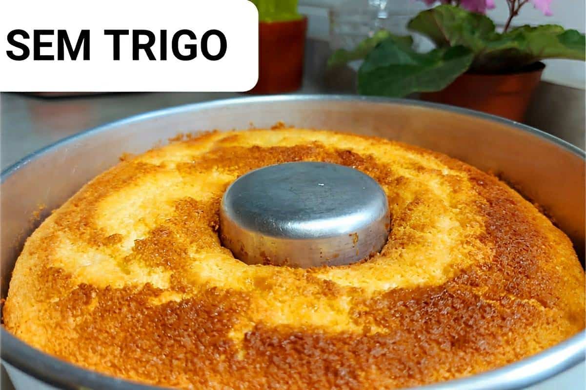 Misturei leite condensado no coco e fiz um bolo de coco delicioso para o café