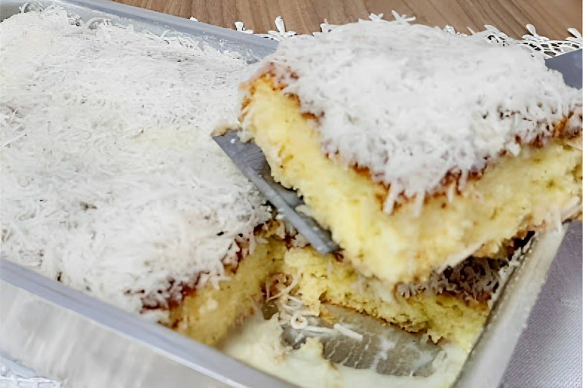 Bolo de coco bem molhadinho perfeito para embrulhar no papel alumínio e levar para onde quiser