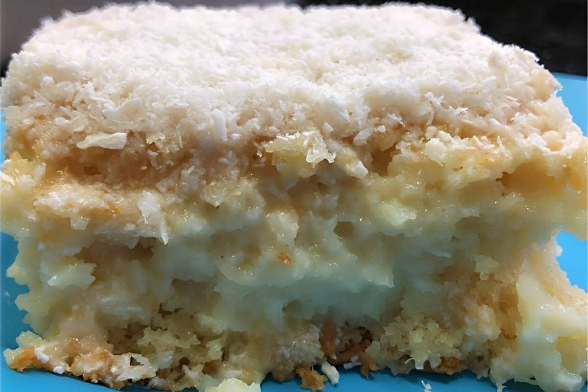 Bolo de coco simples e molhadinho para cortar embrulhar no papel alumínio e comer aonde quiser