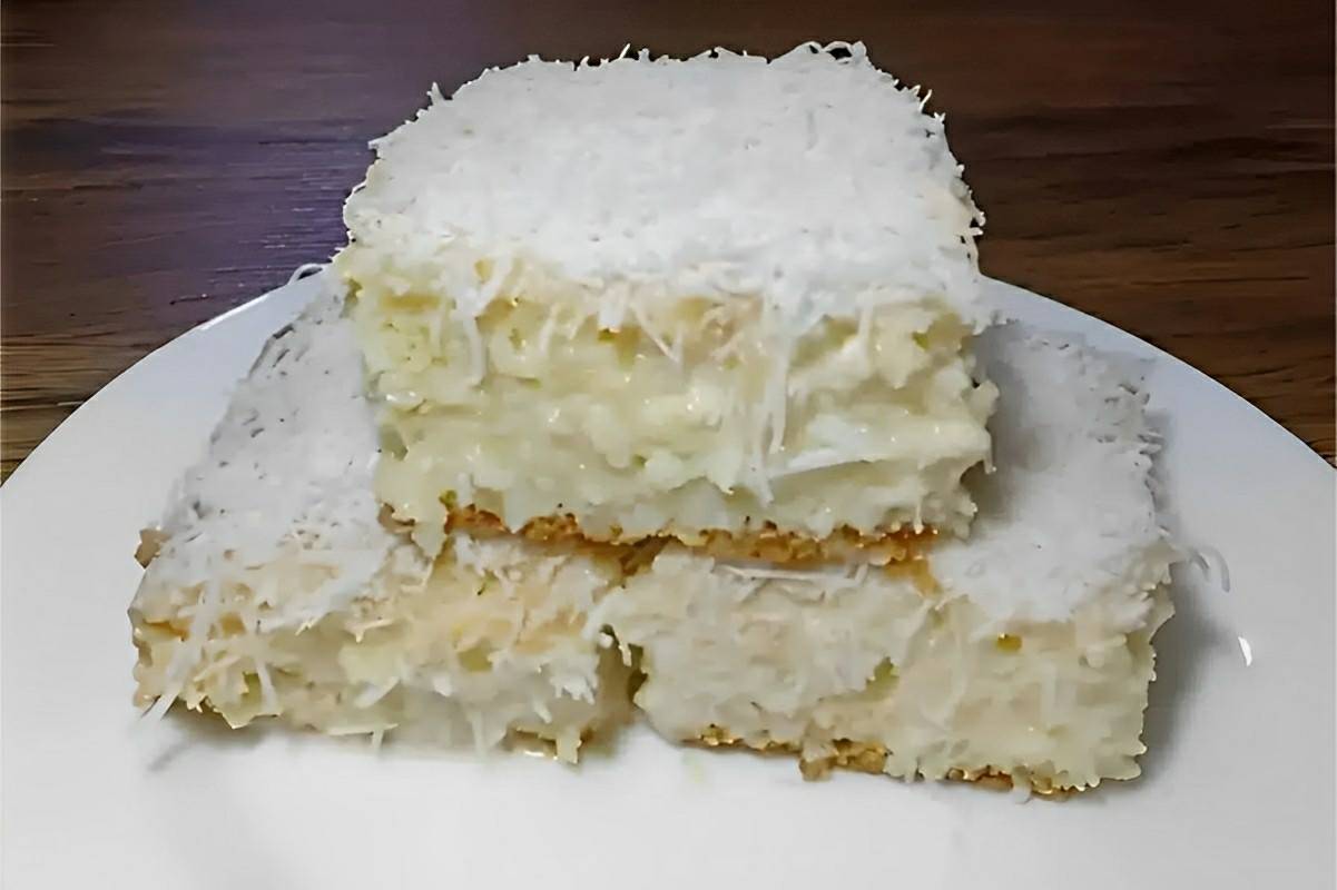 Bolo de coco gelado daqueles que eram embrulhados em papel alumínio na nossa infância