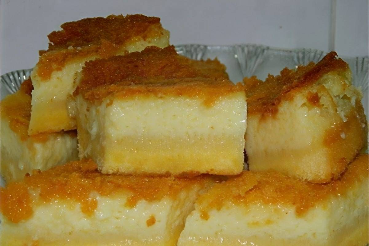 Bolo de fubá cremoso simples basta bater os ingredientes no liquidificador e levar ao forno