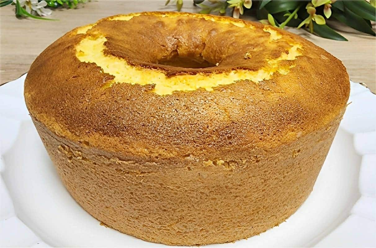 Bolo de fubá amanteigado muito fofinho e molhadinho perfeito para servir com café ou chá
