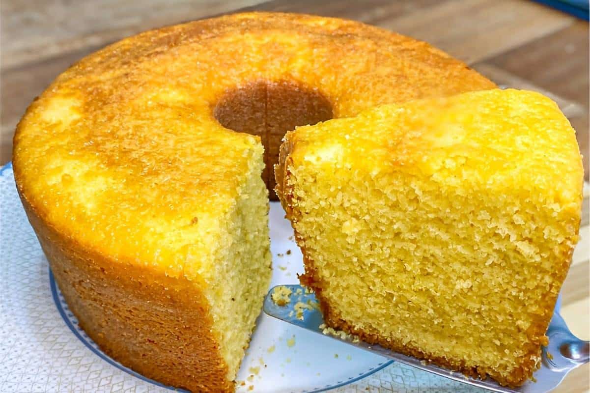 Bolo de fubá fácil é só bater os ingredientes no liquidificador e levar para assar
