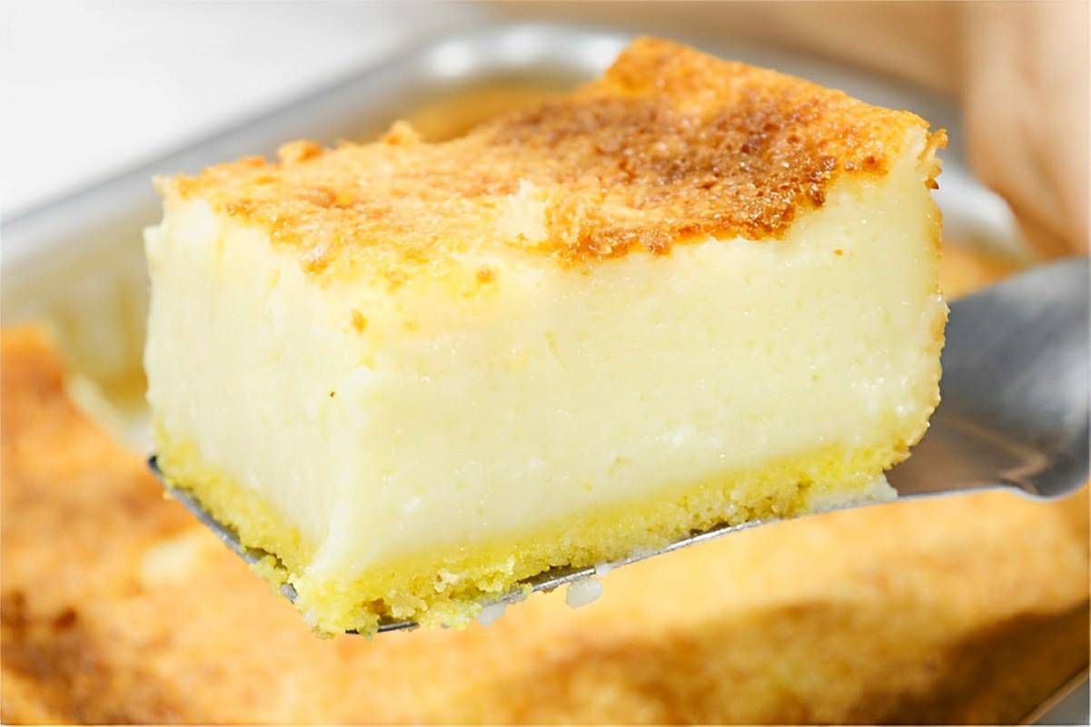 Bolo de fubá de liquidificador que já sai recheado do forno muito cremoso e fácil de fazer