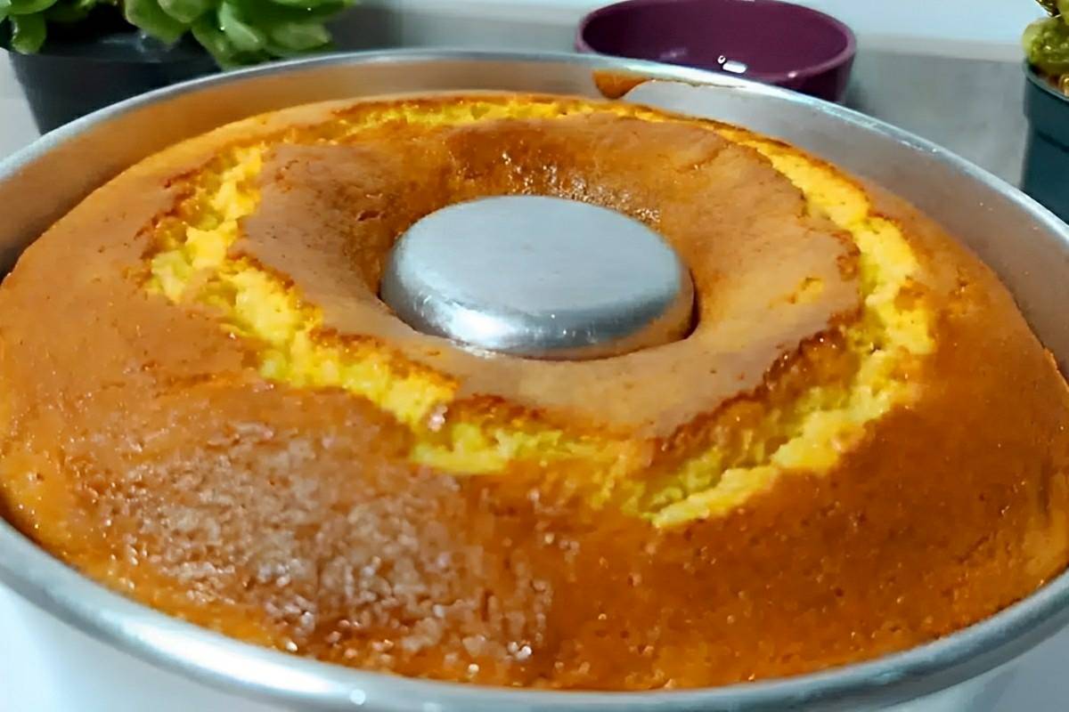 Bolo de fubá com creme de leite muito fofinho e macio perfeito para servir no lanche ou café