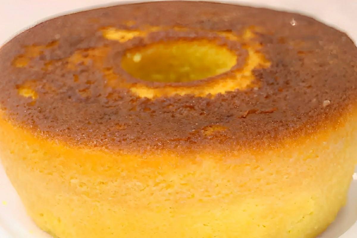 Bolo de fubá com laranja bem úmido e macio para servir no lanche da tarde ou café da manhã