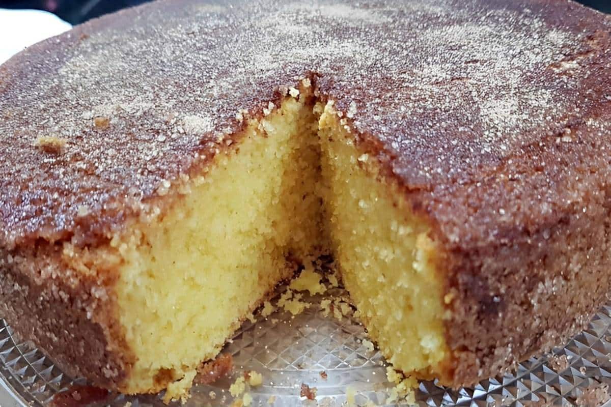 Bolo de fubá da vovó com casquinha de açúcar e canela muito fofinho delicioso e fácil de fazer