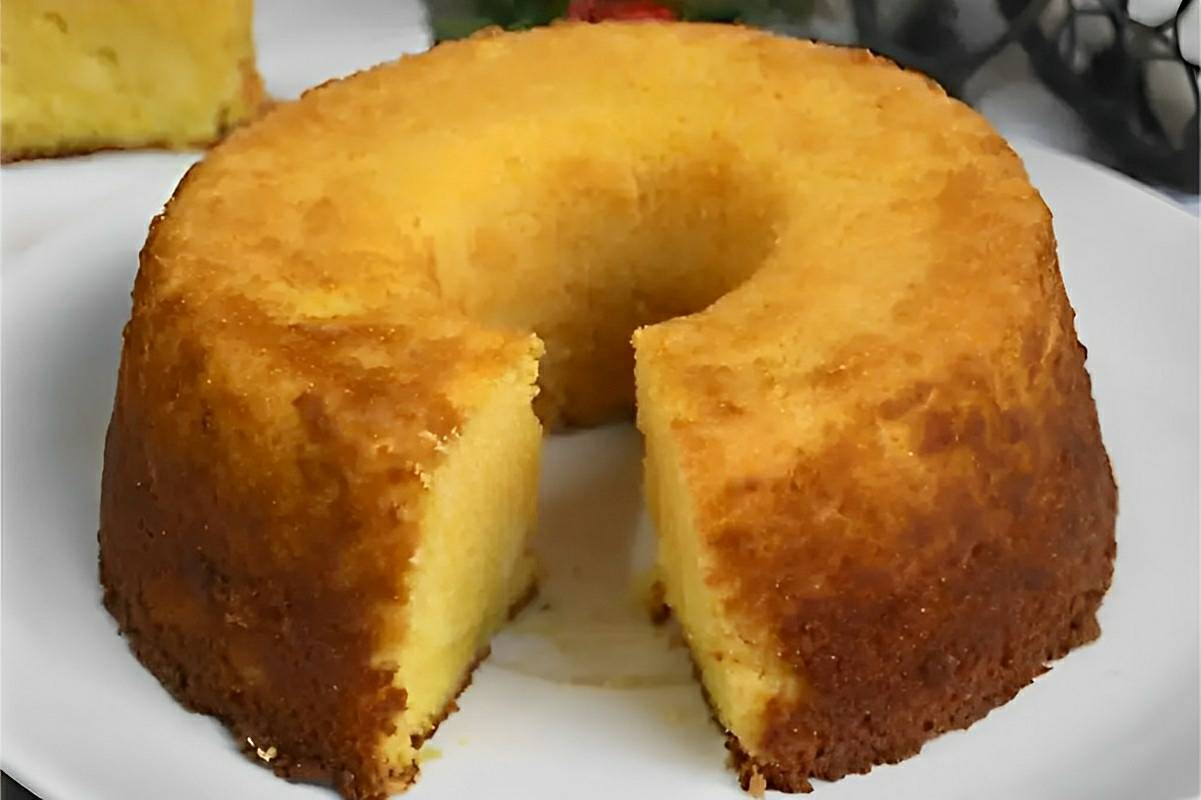 Bolo de laranja feito sem leite e sem farinha muito fofinho e perfeito para o seu lanche ou café