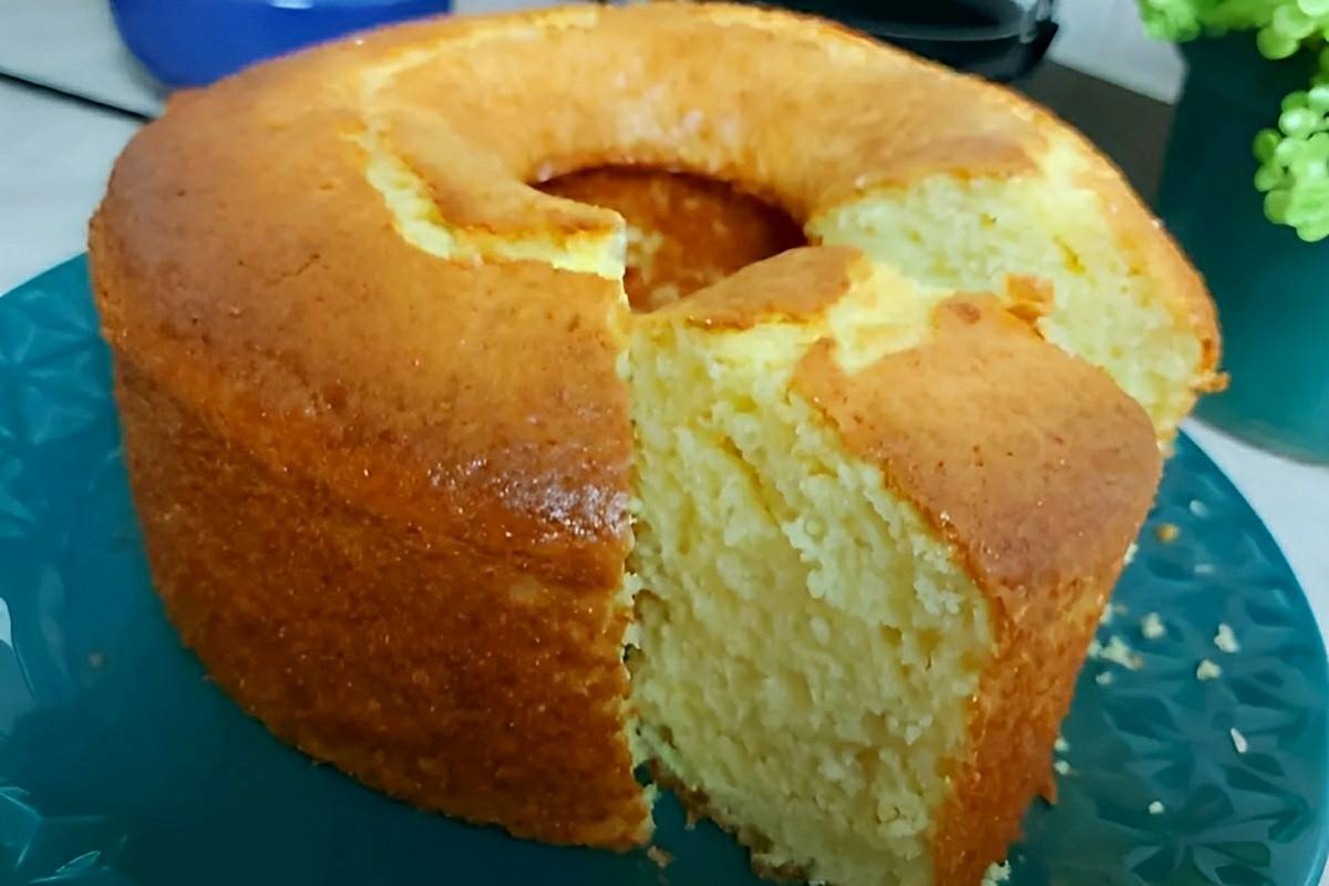 Bolo de laranja com creme de leite tão leve e fofinho que derrete na boca
