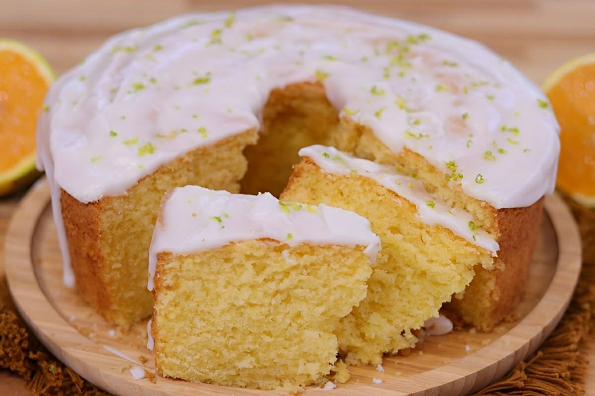 Bolo de laranja bem úmido e molhadinho com cobertura de fondant simplesmente irresistível
