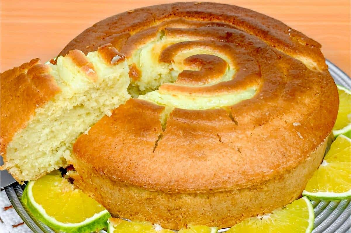 Bolo de laranja que já sai do forno com cobertura de creme uma delícia para o seu café ou lanche da tarde