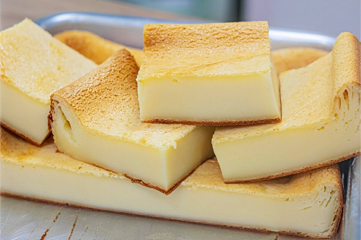 Bolo de leite condensado cremoso de liquidificador delicioso e muito fácil de fazer