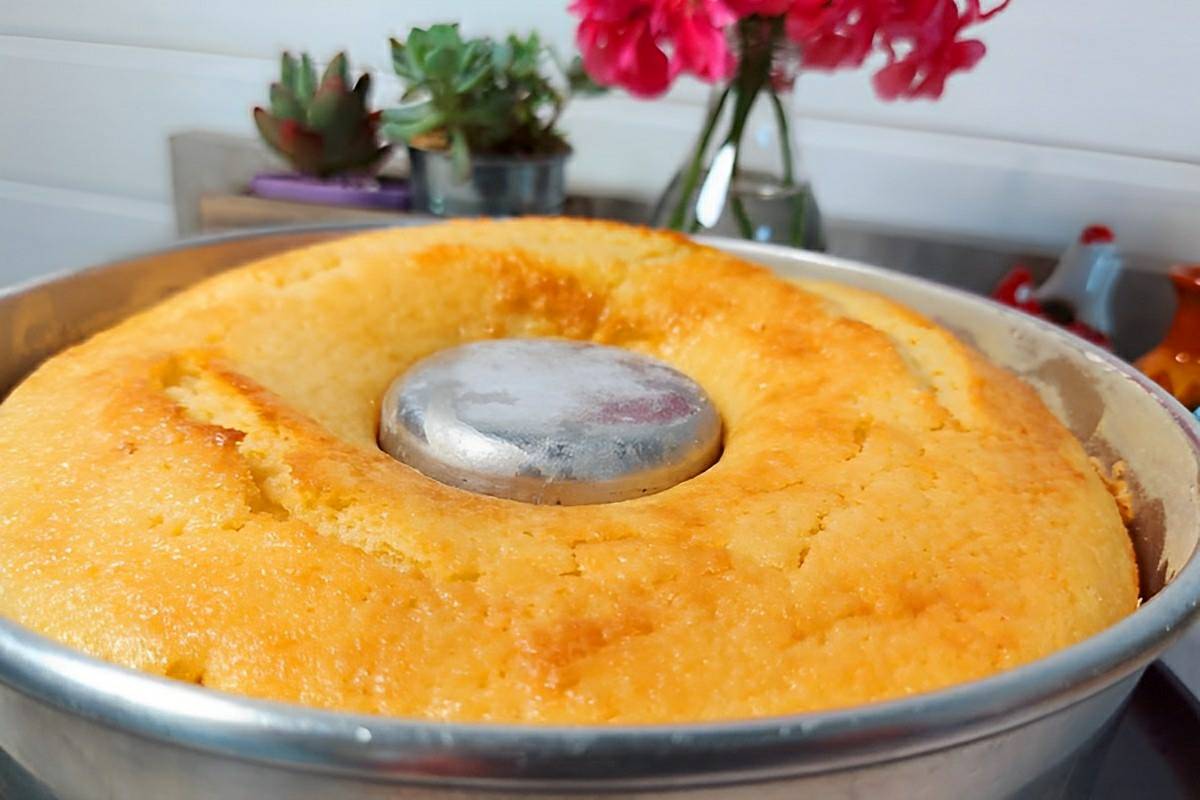 Bolo de limão com leite de coco delicioso e fácil de fazer é só misturar os ingredientes e assar