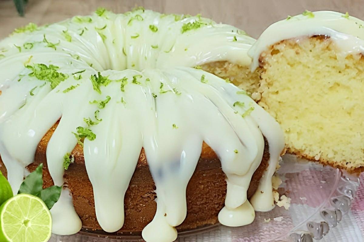 Bolo de limão fofinho com cobertura de leite condensado perfeito para o lanche ou café