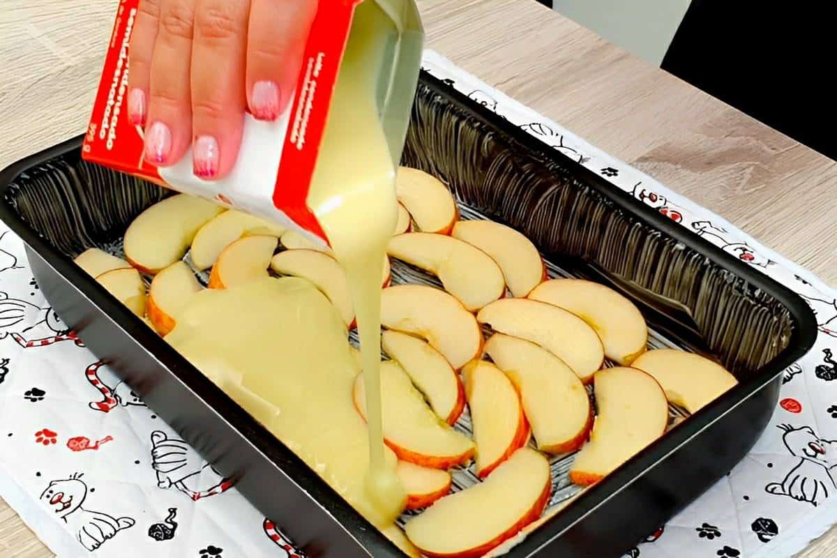 Bolo de maçã que já sai do forno com cobertura de maçã e doce de leite delicioso e perfeito para o lanche