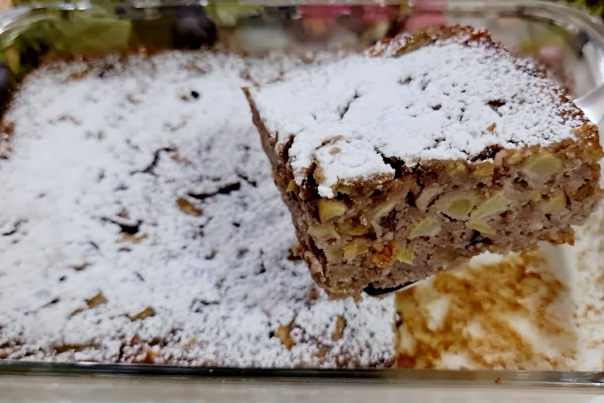 Misturei maçã com os demais ingredientes e fiz um delicioso bolo de maçã