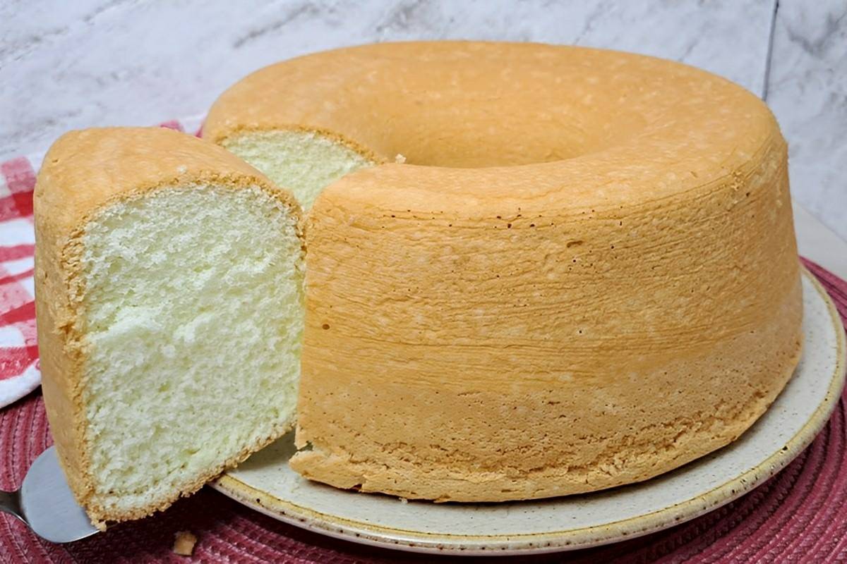 Bolo de maisena com apenas 3 ingredientes perfeito para servir com chá ou café