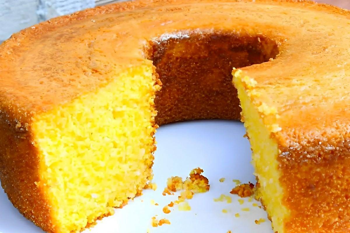 Bolo de milho com flocão sem farinha de trigo muito leve e fofinho feito no liquidificador