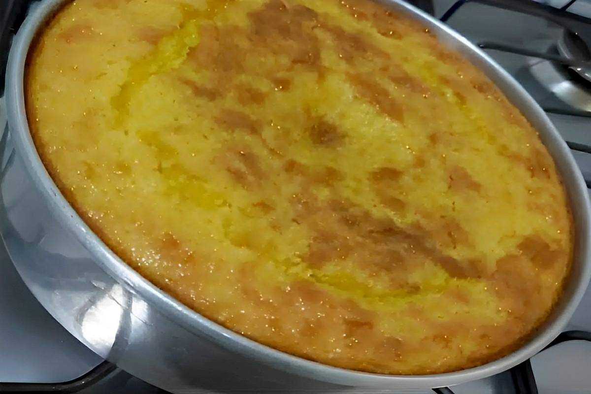 Bolo de milho cremoso com queijo um bolo amanteigado delicioso feito com milho de latinha