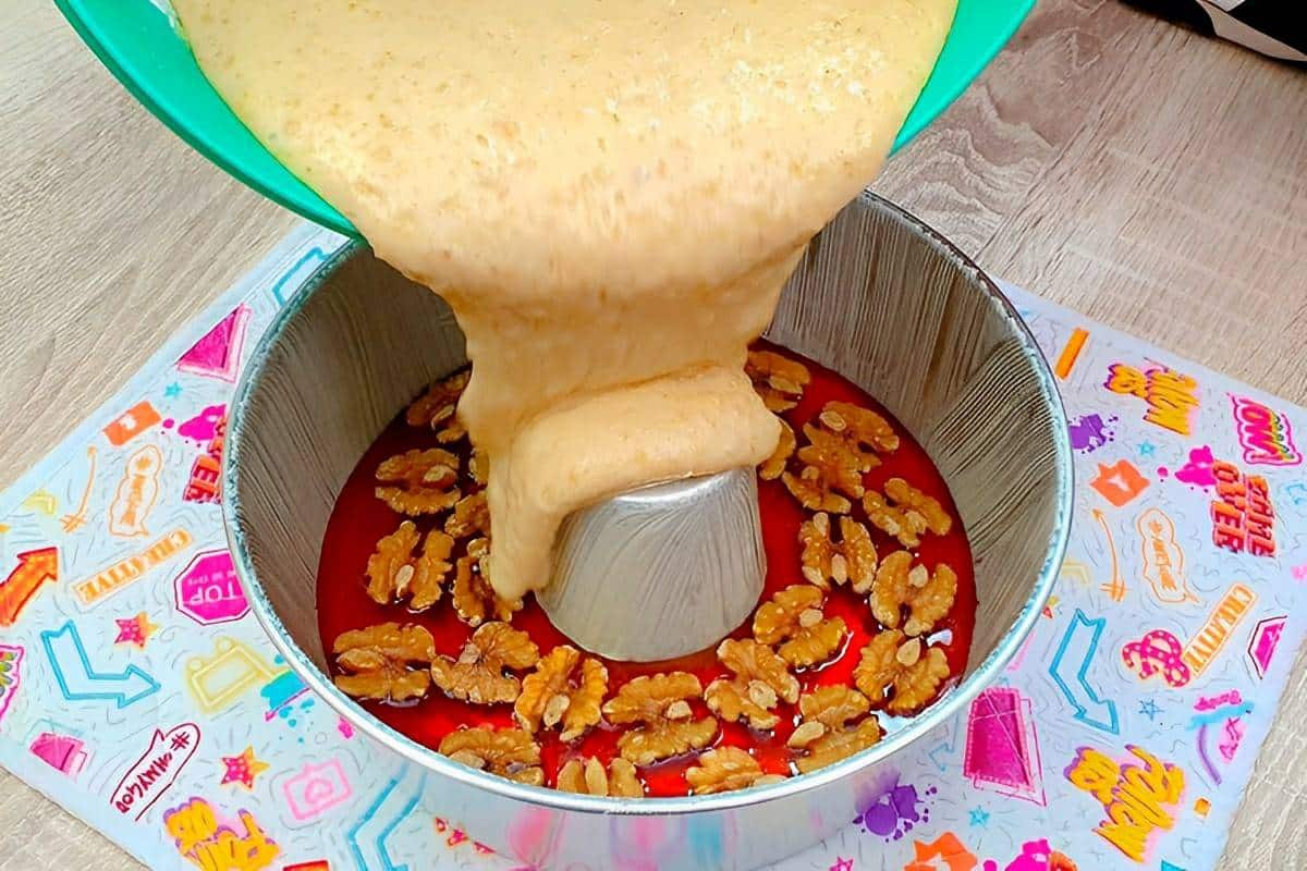 Bolo de nozes caramelado fácil de fazer o bolo perfeito para o café da manhã do dia das mães