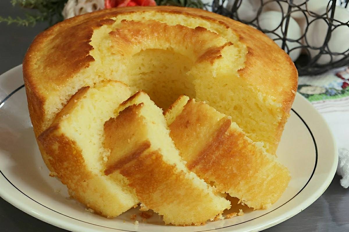 Bolo fofinho de liquidificador pronto em 3 minutos perfeito para o lanche ou café