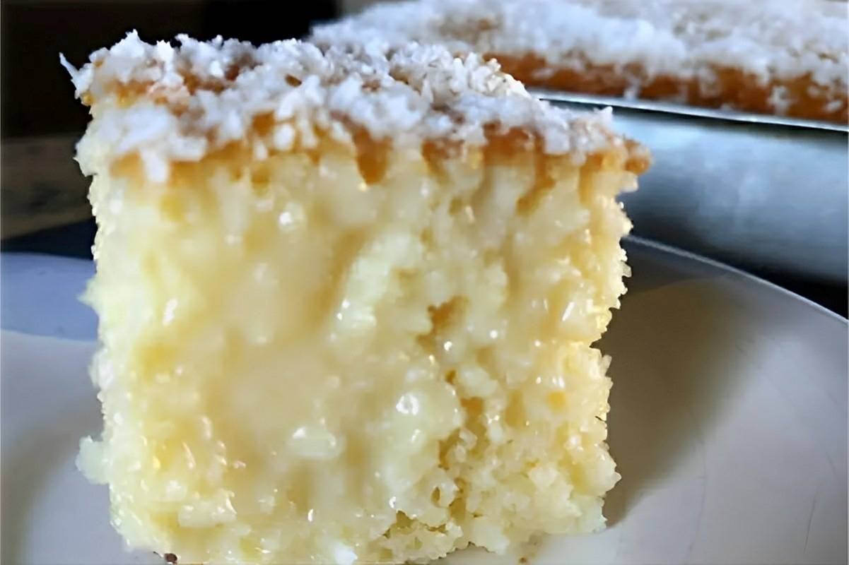 Bolo gelado de coco molhadinho e delicioso para embrulhar no papel alumínio e levar para onde quiser