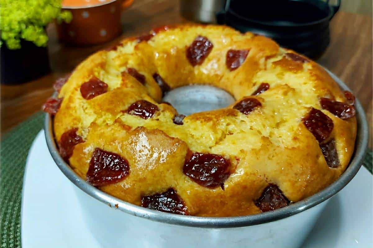 Bolo mineiro com goiabada fácil e delicioso basta bater os ingredientes no liquidificador juntar a goiabada e assar