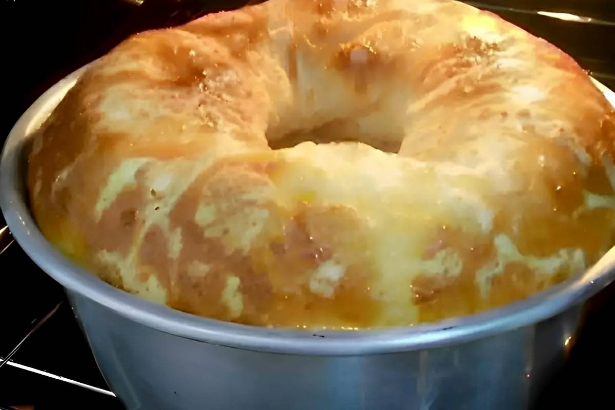 Bolo pão de queijo fácil e rápido é só bater os ingredientes no liquidificador e levar para assar