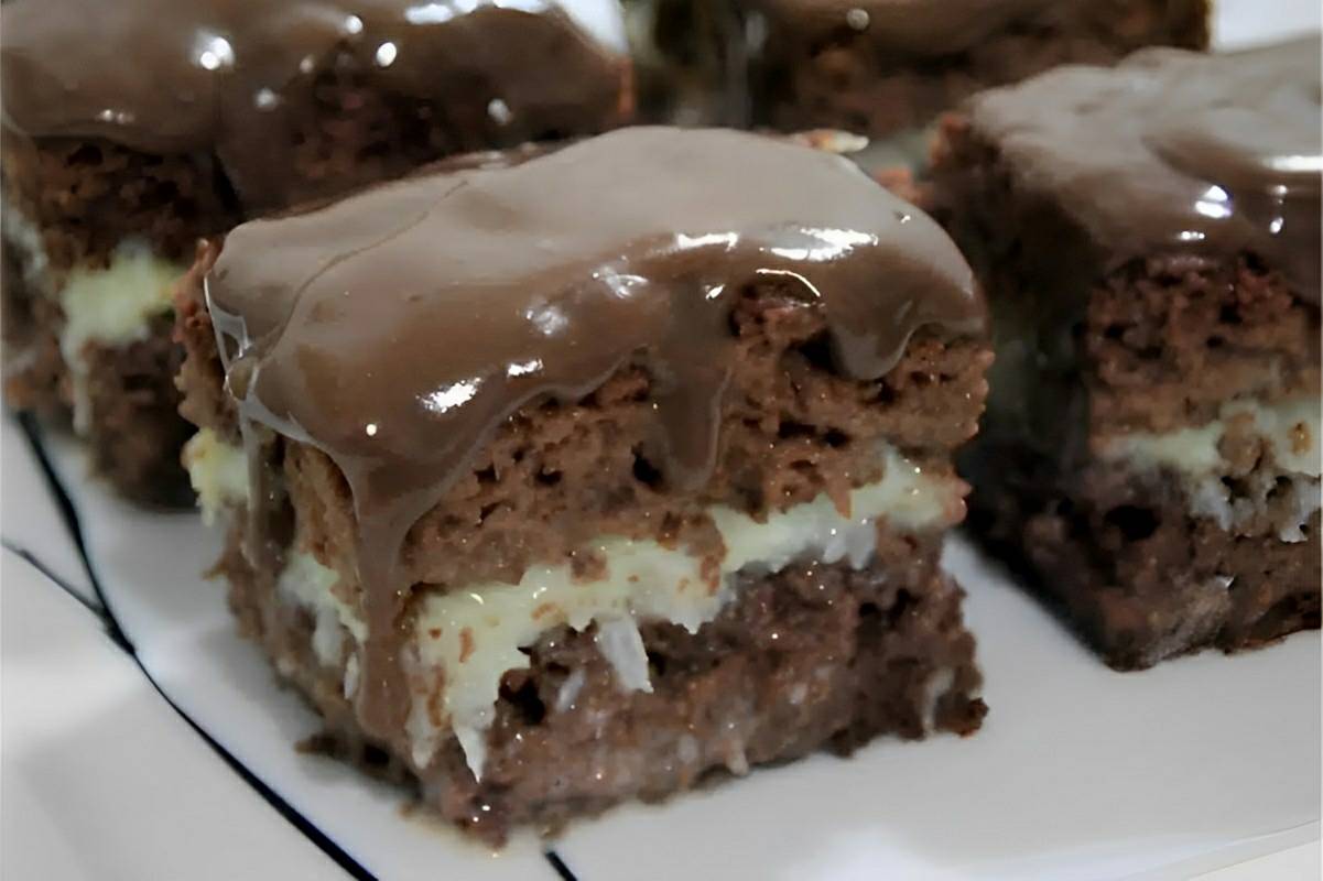 Bolo prestígio simples um bolo de chocolate com recheio de coco e cobertura de brigadeiro delicioso