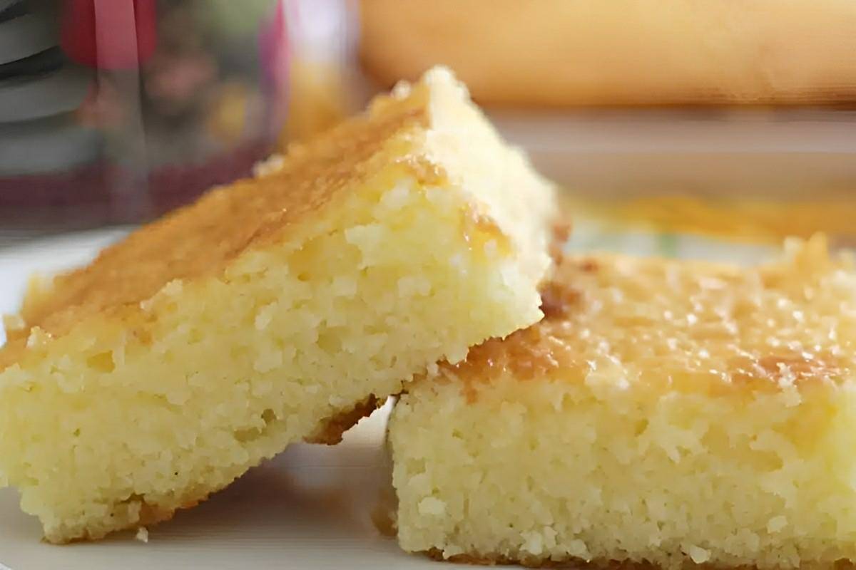 Bolo queijadinha de liquidificador fácil e rápido basta bater os ingredientes despejar na forma e assar