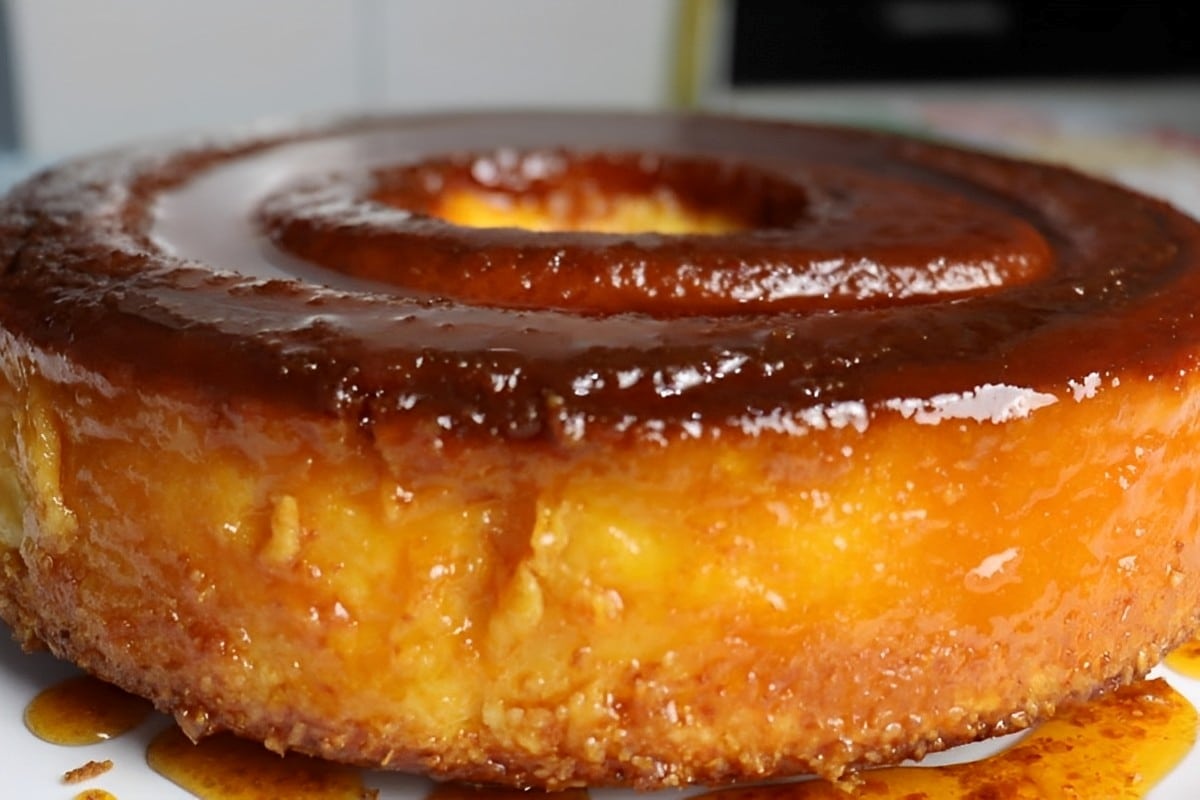 Bolo queijadinha de liquidificador é só bater os ingredientes despejar na forma caramelizada e assar