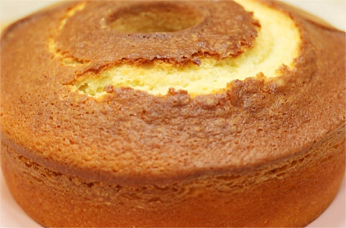 Bolo simples batido à mão não precisa nem de liquidificador fica pronto em poucos minutos