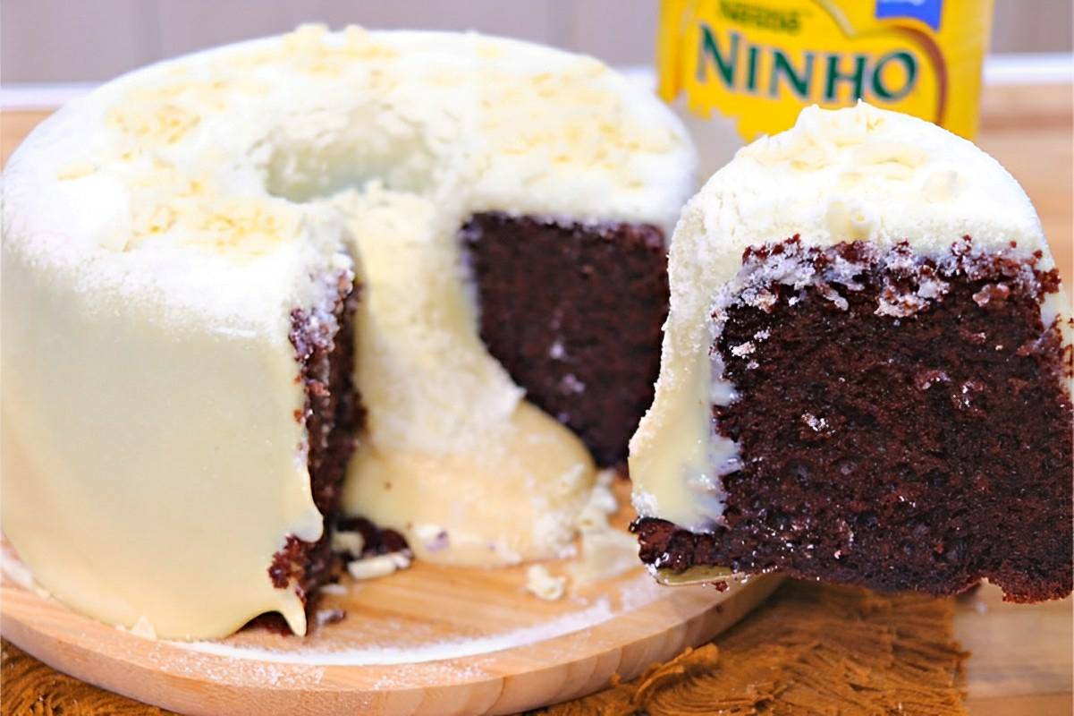 Receita e truque que faz o bolo vulcão de leite ninho ficar ainda mais incrível